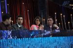 Rishi Kapoor, Neetu Singh, Ranbir Kapoor on the sets of Jhalak Dikhlaa Jaa Season 6 Semi Final on 3rd Sept 2013 (9).JPG